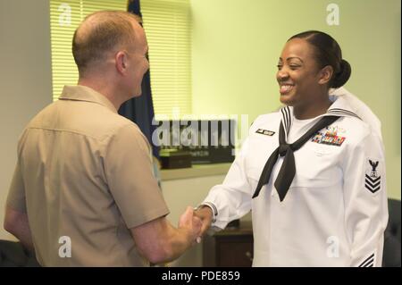 Spezialist 1. Klasse Latoya Farrish, einer von vier 2017 Marine Segler des Jahres, Austausch Geschenke mit MCPON Steven S. Giordano während Segler des Jahres Woche. Die Woche, bewirtet durch MCPON Giordano, bringt vier Top der Marine Seeleute nach Washington D.C., wo sie für ihre herausragenden Beiträge anerkannt sind und zu Chief Petty Officer erweitert. Stockfoto