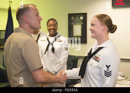 1. Klasse Jean Yusten, einer von vier 2017 Marine Segler des Jahres, Austausch Geschenke mit MCPON Steven S. Giordano während Segler des Jahres Woche. Die Woche, bewirtet durch MCPON Giordano, bringt vier Top der Marine Seeleute nach Washington D.C., wo sie für ihre herausragenden Beiträge anerkannt sind und zu Chief Petty Officer erweitert. Stockfoto