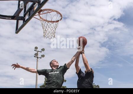 Senior Airman Christian Blad, 4 Security Forces Squadron, Bausteine ein layup Versuch von Master Sgt. Ben Funk, 4 SFS, während ein Basketball Turnier an der Basketball- Mai 16, 2018, auf Seymour Johnson Air Force Base, North Carolina. Zu Ehren der nationalen Polizei Woche, die Mitglieder der 4 SFS Feiern mit neun Veranstaltungen während der Woche. Stockfoto