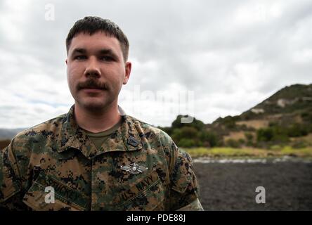 U.S. Navy Hospital Corpsman 2. Klasse Aaron Stuckey, einem Krankenhaus Corpsman mit 1St Marine Division, beauftragt eine Bekämpfung der Lebensrettenden Kurs (CLS) im Marine Corps Base Camp Pendleton, Calif., 17. Mai 2018. Die CLS Kurs richtet sich Marines zu lehren und Segler wie Tactical combat casualty Care in einer chaotischen Umgebung zu verwalten. Stockfoto