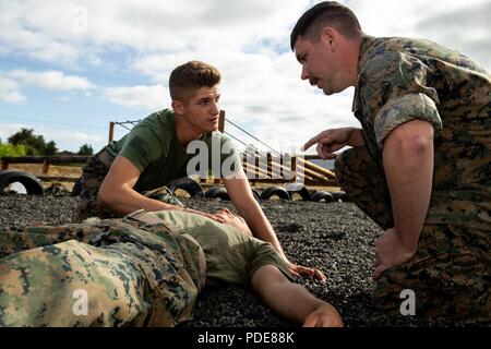 U.S. Navy Hospital Corpsman 2. Klasse Aaron Stuckey, Recht, ein Hospital corpsman mit 1St Marine Division, beauftragt eine Bekämpfung der Lebensrettenden Kurs (CLS) im Marine Corps Base Camp Pendleton, Calif., 17. Mai 2018. Die CLS Kurs richtet sich Marines zu lehren und Segler wie Tactical combat casualty Care in einer chaotischen Umgebung zu verwalten. Stockfoto