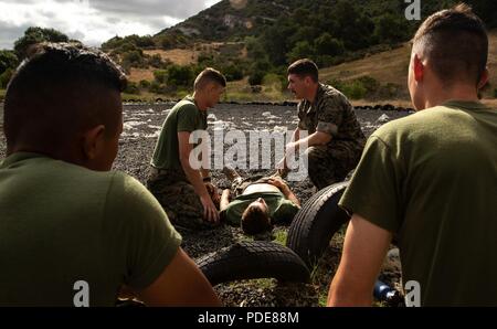 U.S. Navy Hospital Corpsman 2. Klasse Aaron Stuckey, Recht, ein Hospital corpsman mit 1St Marine Division, beauftragt eine Bekämpfung der Lebensrettenden Kurs (CLS) im Marine Corps Base Camp Pendleton, Calif., 17. Mai 2018. Die CLS Kurs richtet sich Marines zu lehren und Segler wie Tactical combat casualty Care in einer chaotischen Umgebung zu verwalten. Stockfoto