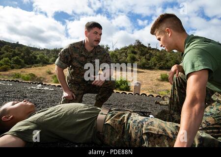 U.S. Navy Hospital Corpsman 2. Klasse Aaron Stuckey, Links, ein Krankenhaus Corpsman mit 1St Marine Division, beauftragt eine Bekämpfung der Lebensrettenden Kurs (CLS) im Marine Corps Base Camp Pendleton, Calif., 17. Mai 2018. Die CLS Kurs richtet sich Marines zu lehren und Segler wie Tactical combat casualty Care in einer chaotischen Umgebung zu verwalten. Stockfoto