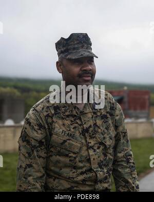 U.S. Navy Petty Officer 1st Class Brandon D. Flake, Hospital corpsman mit Techniker Support Unternehmen, 6 Techniker, 4. Marine Logistics Group, stellt für eine Stockfoto