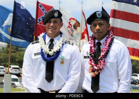 HONOLULU, Hawaii (17. Mai 2018) - Regional Health Command-Pacific (RHC-P) Soldaten, Sgt. Noel Gonzalez (links), 18 Medical Command (Support) und SPC. Jan Leo Ras (rechts), zahnmedizinische Gesundheit Command-Pacific sind die Gewinner der Premier Wettbewerb der Region und erwarb eine Bezeichnung als den besten Soldaten der Befehl, Demonstration der Verpflichtung zur Armee Werte verkörpern die Warrior Ethos und, die die Kraft der Zukunft. Während der dreitägigen Herausforderung, 17 Soldaten aus über den Befehl vied für den oberen Punkt, wo ihre Kenntnisse, Fertigkeiten und Fähigkeiten durch städtische warfar getestet wurden Stockfoto