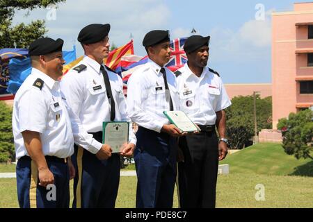 HONOLULU, Hawaii (17. Mai 2018) - Regional Health Command-Pacific (RHC-P) Soldaten, Sgt. Noel Gonzalez (Mitte links), 18 Medical Command (Support) und SPC. Jan Leo Ras (mitte-rechts), zahnmedizinische Gesundheit Command-Pacific sind die Gewinner der Premier Wettbewerb der Region und erwarb eine Bezeichnung als den besten Soldaten der Befehl, Demonstration der Verpflichtung zur Armee Werte verkörpern die Warrior Ethos und, die die Kraft der Zukunft. Während der dreitägigen Herausforderung, 17 Soldaten aus über den Befehl vied für den oberen Punkt, wo ihre Kenntnisse, Fertigkeiten und Fähigkeiten durch geprüft wurden Stockfoto