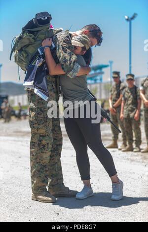 Sgt. Pedro Estrada, tauchen Student, 3. Recon Battalion, 3rd Marine Division, Umarmungen Katherine Diana, Witwe von Alex Romero, während des 10. jährlichen Aufklärung Herausforderung auf die Marine Corps Base Camp Pendleton, 17. Mai 2018. Diana besucht die Recon Herausforderung der Erinnerung an Alex Romeo, der mit Bravo Unternehmen zu Ehren, 3 Reconnaissance Bataillon, und 3Rd Marine Division. Stockfoto