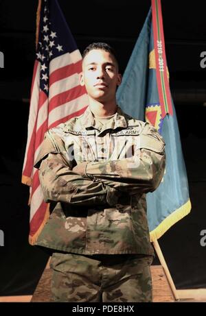 Spc. Anthony Bryant, ein infanterist auf das erste Bataillon der Gemeinsamen Multinationalen's Readiness Center zugeordnet, 4 Infanterie Regiment, stellt nach Erhalt einer Auszeichnung für graduierte von Ranger Schule, in Hohenfels, Hohenfels, Deutschland, 16. Mai 2018. Stockfoto