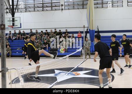 CAMP CASEY, Republik Korea - Soldaten aus der Zentrale und Sitz Bataillon, 2 Infanterie Division/ROK-U.S. Kombinierte Abteilung Spiel Jok Ku (Fuß-Volleyball) gegen den US-Armee Garnison Red Cloud Soldaten während der 2018 während der 2018 Korean Augmentation der United States Army (KATUSA)/USA. Soldat Freundschaft Woche (KUSFW) im Camp Casey, Mai 17. KATUSAs KUSFW gebracht und US-Soldaten innerhalb der 2 Infanterie Division/ROK-U.S. Kombinierte Division zusammen für eine Woche der traditionellen amerikanischen und koreanischen sportliche Wettkämpfe für die Allianz und die Teamarbeit zwischen US-Soldaten stärken und Stockfoto