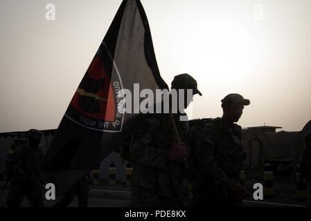 Mitglieder von Al Dhafra Air Base an einem 5k laufen, und ruck März zu Ehren der Nationalen Polizei Woche auf Al Dhafra Air Base, Vereinigte Arabische Emirate, 18. Mai 2018. Die Teilnehmer der Kundgebung trugen Steine mit den Namen der gefallenen Sicherheitskräfte Offiziere. Stockfoto