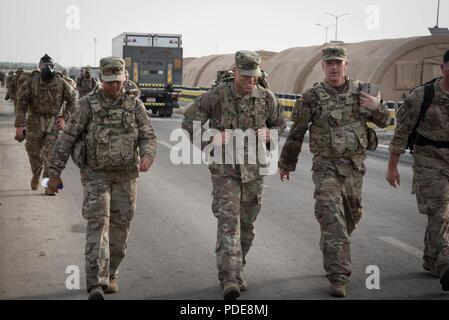 Mitglieder von Al Dhafra Air Base an einem 5k laufen, und ruck März zu Ehren der Nationalen Polizei Woche auf Al Dhafra Air Base, Vereinigte Arabische Emirate, 18. Mai 2018. Die Teilnehmer der Kundgebung trugen Steine mit den Namen der gefallenen Sicherheitskräfte Offiziere. Stockfoto