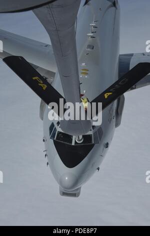 Eine NATO E-3A-Flugzeuge bereitet, während sie Mitte der Luftbetankung training mit einer KC-135 Flugzeuge aus 171St Air Refuelling des Pennsylvania Air National Guard Flügel über Mitteleuropa, Mai 17, 2018 Kraftstoff zu bekommen. Die Mission ist eine Woche vor dem 25. Jahrestag der Partnerschaft zwischen der US Air National Guard und die NATO Airborne Early Warning und die Kraft. Stockfoto