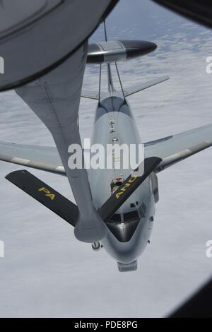 Eine NATO E-3A-Flugzeuge bereitet, während sie Mitte der Luftbetankung training mit einer KC-135 Flugzeuge aus 171St Air Refuelling des Pennsylvania Air National Guard Flügel über Mitteleuropa, Mai 17, 2018 Kraftstoff zu bekommen. Die Mission ist eine Woche vor dem 25. Jahrestag der Partnerschaft zwischen der US Air National Guard und die NATO Airborne Early Warning und die Kraft. Stockfoto