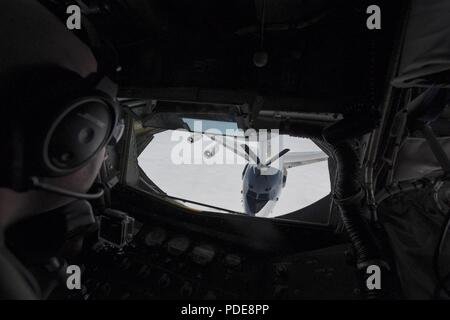 Pennsylvania Air National Scots Guards Master Sgt. Dan Moretti, ein Boom Operator mit der 171St Air Refuelling Flügel in Pittsburgh, richtet die Hochkonjunktur von einer KC-135 Flugzeuge während der Luftbetankung Ausbildung mit einer NATO E-3A-Flugzeuge, Mai, 17., 2018. Die Mission ist eine Woche vor dem 25. Jahrestag der Partnerschaft zwischen der US Air National Guard und die NATO Airborne Early Warning und die Kraft. Stockfoto