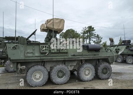 Us-Marines mit 2. Light Armored Reconnaissance Battalion, 2nd Marine Division, führen ihre erste Wasser Kreuzung in neuem Licht gepanzerte Fahrzeuge während Wasser Hindernis Verhandlungstraining in Camp Lejeune, N.C., 17. Mai 2018. Die Veranstaltung geholfen, verbessern die Fähigkeiten der Marines durch aquatische Gelände in Vorbereitung auf potentielle reale Situationen zu manövrieren. Stockfoto