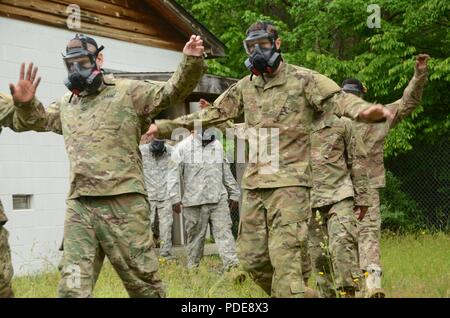 Soldaten an die Zentrale Bataillon zugeordnet, 29 Infanterie Division verhalten NBC training Mai 16, 2018 während der jährlichen Weiterbildung am Fort A.P Hill, Virginia. Die Maryland und Virginia Army National Guard Soldaten erhalten eine gründliche Einarbeitung kurz auf die neuen M50-Serie Gas Mask, bevor Sie die Möglichkeit, die Maske selbst in die Gaskammer zu testen. Stockfoto