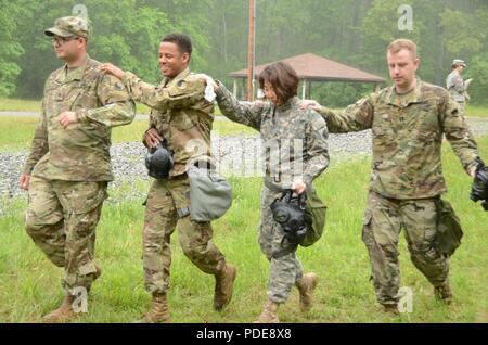 Soldaten an die Zentrale Bataillon zugeordnet, 29 Infanterie Division verhalten NBC training Mai 16, 2018 während der jährlichen Weiterbildung am Fort A.P Hill, Virginia. Die Maryland und Virginia Army National Guard Soldaten erhalten eine gründliche Einarbeitung kurz auf die neuen M50-Serie Gas Mask, bevor Sie die Möglichkeit, die Maske selbst in die Gaskammer zu testen. Stockfoto