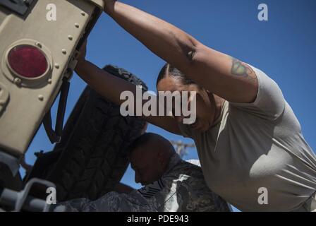 Master Sgt. Brandi Liebe, United States Air Force Waffen Schule erster Sergeant, schiebt ein Humvee während einer Phase des Kampfes Fitness Herausforderung der Nationalen Polizei Woche Event auf der Nellis Air Force Base, Nevada, 16. Mai 2018. Die ersten Sergeant Team war unter den Wettbewerbern in den sechs-stufigen Wettbewerb. Stockfoto