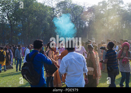 Rabindra Bharati University, Studenten, Feiern, Holi Farbe Festival, an ihrer Universität Campus Boden, Kolkata, Indien. Stockfoto