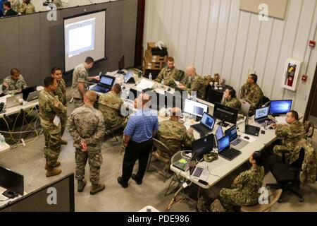 Mitglieder eines Netzwerkes Verteidigung Zelle Überprüfung der Leistung des Teams der 18. Mai 2018 ihren Höhepunkt während der Ausübung der Cyber Schild 18, einem zwei wöchigen Veranstaltung im Camp Atterbury, Ind. Mehr als 800 Soldaten, Flieger, Bundes- und Landesbehörden, und zivilen Partnern aus 40 Staaten und Territorien durch das Land gereist, um als Teil der laufenden Bemühungen der National Guard zu schützen Bereitschaft zu echten zu reagieren voraus - World Cyber Vorfälle. (Ohio National Guard Stockfoto