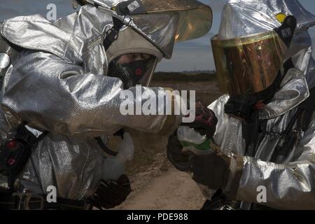 Lance Cpl. Alex Herrero, ein gefährliches Material (Gefahrgut) Eintrag team Techniker mit ARFF, sammelt Probenahmegeräte für HAZMAT Kontamination während eines chemischen, biologischen, radiologischen, nuklearen und explosiven (CBRNE) Bedrohung Ausübung des Marine Corps Air Station Miramar, Calif., Mai 17. Die Übung simulierte einen bioterroristischen Angriff und erforderte mehrere MCAS Miramar Einheiten eine wirksame Reaktion zu koordinieren. Stockfoto