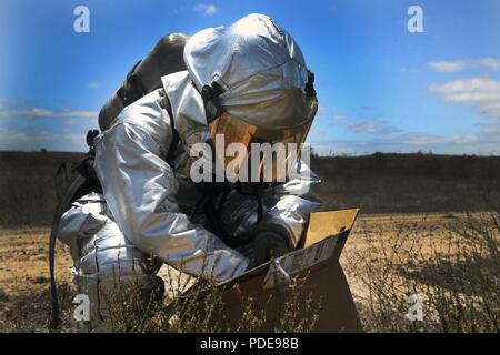 Lance Cpl. Luis Da Luz, ein gefährliches Material (Gefahrgut) Eintrag team Techniker mit Flugzeugen Rettung und Brandbekämpfung (ARFF), Pässe HAZMAT Proben zu Lance Cpl. Alex Herrero, ein HAZMAT Eintrag team Techniker mit ARFF, während einer Übung in der Marine Corps Air Station Miramar, Calif., Mai 17. Die Übung simulierte einen bioterroristischen Angriff und erforderte mehrere MCAS Miramar Einheiten eine wirksame Reaktion zu koordinieren. Stockfoto