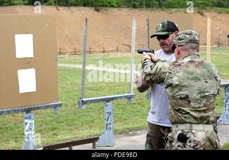 Army National Guard Soldaten aus Arkansas, Kansas, Missouri, Nebraska, Oklahoma und Texas konkurrieren in der Region 5 National Guard besten Krieger Wettbewerb im Robinson Manöver Training Center, North Little Rock, Arkansas. Stockfoto