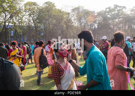 Universität, Studenten, Zusammenbauen, an der Rabindra Bharati Universität, Boden, Feiern, Holi, Farbe Festival, Kolkata, Indien. Stockfoto