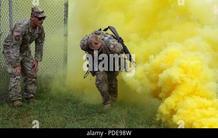 Army National Guard Soldaten aus Arkansas, Kansas, Missouri, Nebraska, Oklahoma und Texas konkurrieren in der Region 5 National Guard besten Krieger Wettbewerb im Robinson Manöver Training Center, North Little Rock, Arkansas. Jeder Mitgliedstaat zwei Wettbewerber an der Veranstaltung teilzunehmen, sondern nur die beiden Gewinner werden auf den nationalen besten Krieger Wettbewerb bewegen. Stockfoto