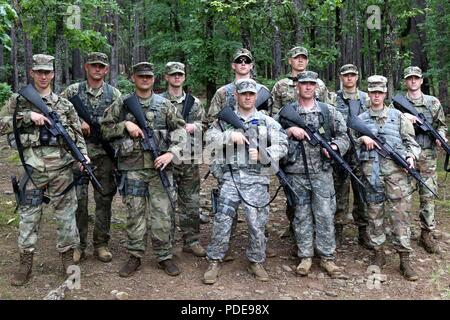 Army National Guard Soldaten aus Arkansas, Kansas, Missouri, Nebraska, Oklahoma und Texas konkurrieren in der Region 5 National Guard besten Krieger Wettbewerb im Robinson Manöver Training Center, North Little Rock, Arkansas. Jeder Mitgliedstaat zwei Wettbewerber an der Veranstaltung teilzunehmen, sondern nur die beiden Gewinner werden auf den nationalen besten Krieger Wettbewerb bewegen. Stockfoto