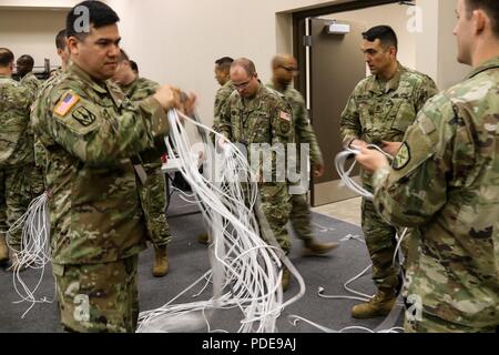 Die Teilnehmer des Cyber Schild 18 Spule netzwerk kabel Mai 18, 2018, nach der die Ausübung des zweiwöchigen Veranstaltung im Camp Atterbury, Ind., die Mitglieder des nationalen Schutzes Antwort auf Cyber-Vorfälle prüfen. Mehr als 800 Soldaten, Flieger, Bundes- und Landesbehörden, und zivilen Partnern aus 40 Staaten und Territorien durch das Land gereist, um als Teil der laufenden Bemühungen der National Guard zu schützen Bereitschaft zu echten zu reagieren voraus - World Cyber Vorfälle. (Ohio National Guard Stockfoto