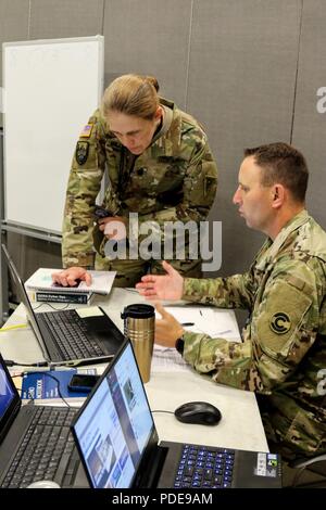 Oberstleutnant Teri Williams, der Direktor des Information Management, Ohio National Guard, und der Einsatzleiter für Cyber Schild 18, überprüft den Status der cyber Verteidigung der übung Mai 18, 2018, am Lager Atterbury, Ind. Mehr als 800 Soldaten, Flieger, Bundes- und Landesbehörden, und zivilen Partnern aus 40 Staaten und Territorien durch das Land gereist, um als Teil der laufenden Bemühungen der National Guard zu schützen Bereitschaft zu echten zu reagieren voraus - World Cyber Vorfälle. (Ohio National Guard Stockfoto