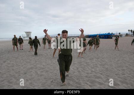 Us Marine Corps Cpl. Trey Beattie, Verwaltung Spezialist mit dem 15 Expeditionary Unit, läuft in Richtung der gegnerischen Mannschaft während eines Spiels der Ultimate Frisbee in Camp Pendleton, Kalifornien, 18. Mai 2018. Die Einheit Ausfallsicherheit Programm soll die Kameradschaft und der Zusammenhalt, wo jedes Mitglied im Szenario beteiligt ist - auf der Grundlage geführte Diskussion über Themen Ausfallsicherheit zu begeistern und in der Einheit zu fördern, die zum Abschluss des körperlichen Trainings. Stockfoto