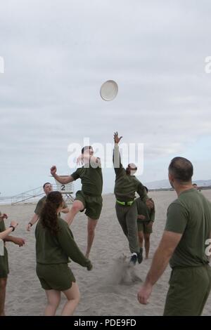 Us Marine Corps Cpl. Trey Beattie, Verwaltung Spezialist mit dem 15 Expeditionary Unit, Bausteine einen Frisbee während eines Spiels der Ultimate Frisbee in Camp Pendleton, Kalifornien, 18. Mai 2018. Die Einheit Ausfallsicherheit Programm soll die Kameradschaft und der Zusammenhalt, wo jedes Mitglied im Szenario beteiligt ist - auf der Grundlage geführte Diskussion über Themen Ausfallsicherheit zu begeistern und in der Einheit zu fördern, die zum Abschluss des körperlichen Trainings. Stockfoto