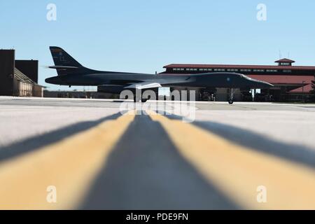 A B-1 bomber Taxi in den Flug im Rahmen der Bekämpfung von Raider 18-2 in Ellsworth Air Force Base, S.D., 14. Mai 2018. Bekämpfung der Raider ist eine gemeinsame Übung, umfasst mehrere Flugwerke von verschiedenen Basen Flieger und der Air Force für eine mögliche zukünftige Konflikte vorbereiten. Stockfoto