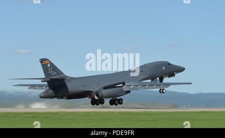 A B-1 bomber nimmt für die Beteiligung an der Bekämpfung der Raider 18-2 in Ellsworth Air Force Base, S.D., 14. Mai 2018. Bekämpfung der Raider ist eine gemeinsame Übung, umfasst mehrere Flugwerke von verschiedenen Basen Flieger und der Air Force für eine mögliche zukünftige Konflikte vorbereiten. Stockfoto