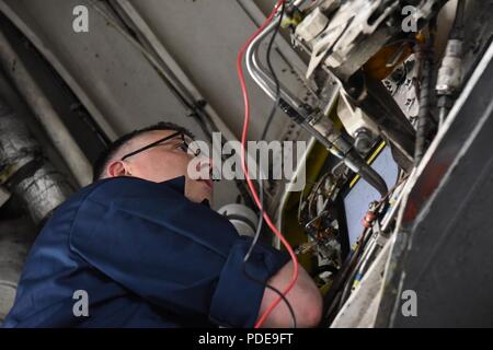 Tech. Sgt. Timothy Kenny, ein 28 Aircraft Maintenance Squadron Flugzeuge elektro Umwelt Handwerker, inspiziert ein Flugzeug Teil mit Hilfe einer technischen Um während des Kampfes Raider 18-2 in Ellsworth Air Force Base, S.D., 14. Mai 2018. Bekämpfung der Raider ist eine gemeinsame Übung, umfasst mehrere Flugwerke von verschiedenen Basen Flieger und der Air Force für eine mögliche zukünftige Konflikte vorbereiten. Stockfoto