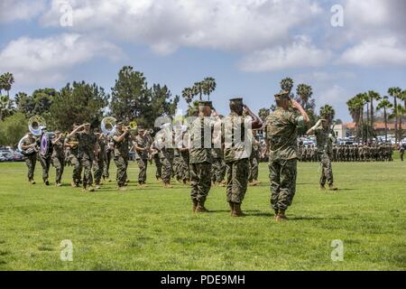 Die 1St Marine Division Band Märsche von Sgt. Maj. Bradley Kasal, Links, die ausgehende I Marine Expeditionary Force Sergeant Major, Sgt. Maj. James Porterfield, Mitte, die eingehende I MEF Sergeant Major, und Generalleutnant Lewis Craparotta, die I MEF kommandierender General, während eine Erleichterung und Termin Zeremonie in Camp Pendleton, Kalifornien, USA, 18. Mai 2018. Porterfield ersetzt Kasal wie ICH MEF Sergeant Major. Kasal hat als ich MEF Sergeant Major seit 2015 und zieht sich von der Marine Corps nach 34 Jahren Service. Stockfoto