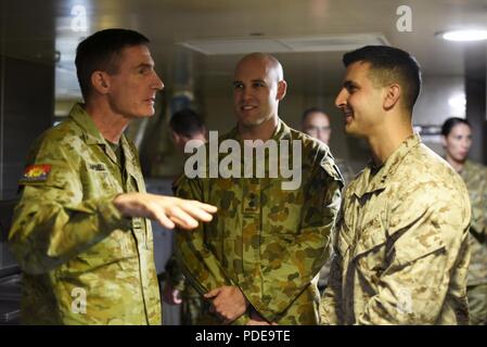 Australian Defence Force Chef der Armee Generalleutnant Angus Campbell spricht mit US Marine Kapitän Jamal Akbarut auf der HMAS Canberra in Sydney, Australien, 19. Mai 2018. Die ADF ist derzeit die Teilnahme an einer Reihe von Übungen mit einem kleinen Team von US-Marines aus marinen Drehkraft - Darwin. Stockfoto