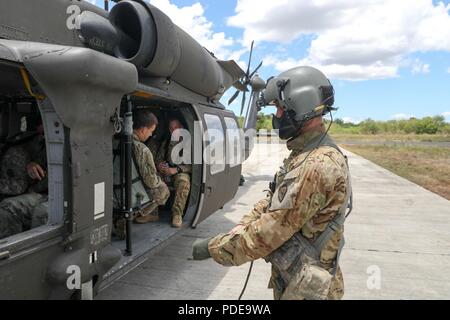 Us-Armee Sgt. Jon Follett, ein UH-60 Black Hawk Mitglied der Mannschaft mit einem Unternehmen, 2.Bataillon, 25 Combat Aviation Brigade, 25 Infanterie Division, führt Preflight Checks in der Vorbereitung für ein Training Mission auf Fort Magsaysay, Philippinen, 16. Mai 2018, als Teil der Übung Balikatan. Dieser Flug zielt darauf ab, die Bereitschaft und die Fähigkeiten der Soldaten des 25 Combat Aviation Brigade zu erhöhen. Übung Balikatan, in seiner 34. Iteration, ist eine jährliche US-Philippinischen militärische Ausbildung Übung konzentriert sich auf eine Vielzahl von Missionen, einschließlich humanitärer Hilfe und Katastrophenhilfe, Terrorismusbekämpfung, Stockfoto