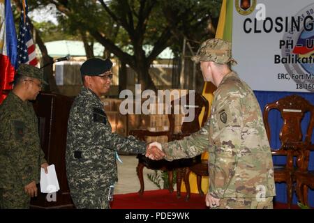 Us-Armee lt Col James Hart (rechts), Kommandeur der 1.Bataillon, 21 Infanterie Regiment, 2 Infantry Brigade Combat Team, 25 Infanterie Division, schüttelt Hände mit philippinischen Armee Brig. Gen. Corleto Vinluan, Kommandeur des Regiments, Licht Reaktion während einer Übung Balikatan Abschlußveranstaltung am Fort Magsaysay, Philippinen, 17. Mai 2018 statt. Übung Balikatan, in seiner 34. Iteration, ist eine jährliche US-Philippinischen militärische Ausbildung Übung konzentriert sich auf eine Vielzahl von Missionen, einschließlich humanitärer Hilfe und Katastrophenhilfe, Terrorismusbekämpfung, und andere kombinierte militärische Operationen statt f Stockfoto