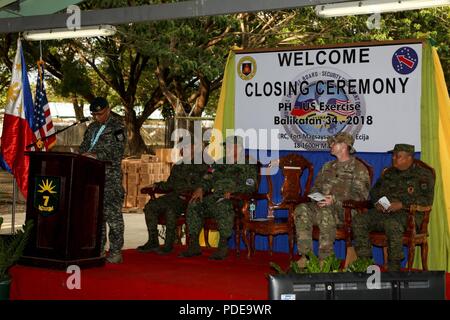 Philippinische Armee Brig. Gen. Corleto Vinluan, Kommandant der Licht Reaktion Regiment, Adressen in die Teilnahme an der Übung Balikatan Abschlußveranstaltung am Fort Magsaysay, Philippinen, 17. Mai 2018 statt. Übung Balikatan, in seiner 34. Iteration, ist eine jährliche US-Philippinischen militärische Ausbildung Übung konzentriert sich auf eine Vielzahl von Missionen, einschließlich humanitärer Hilfe und Katastrophenhilfe, Terrorismusbekämpfung, und andere kombinierte militärische Operationen vom 7. Mai bis 18. Mai statt. Stockfoto