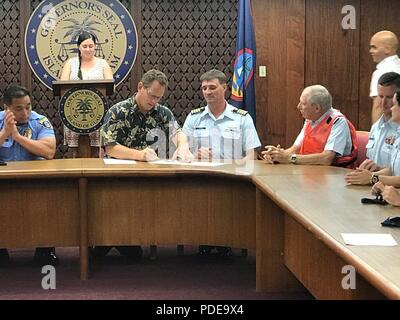 Vizegouverneur Tenorio, Guam, unterzeichnet eine Proklamation an den Beginn der Nationalen sicheren Bootfahren Woche 2018 mit Kapitän Matt Chase, Commander, Coast Guard Sektor Guam, Senior Chief Richard Marston, Officer Mark-in-Gebühr, Coast Guard Station Apra Harbor, und mit Mitgliedern des Coast Guard Auxiliary und Guam Polizei an ihrer Seite in Guam, 18. Mai 2018. Die Küstenwache schätzt, dass menschliche Fehler für 70 Prozent aller Bootfahren Unfälle und die Schwimmwesten könnte mehr als 80 Prozent der Bootfahrt Todesfälle verhindern. Stockfoto