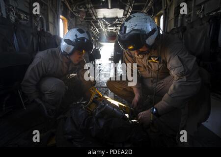 Us Marine Corps Lance Cpl. Anthony Ramos, Links und Staff Sgt. Joel Asher Ein CH-53E Super Stallion vorbereiten, während integrierte Ausbildung Übung (ITX) 3-18 in der Marine Corps Air Ground Combat Center, Twentynine Palms, Calif., 18. Mai 2018. ITX ist ein groß angelegtes, kombiniert - arme Training Übung zur Bekämpfung bereit Kräfte in der Lage, die als integrierte Marine Air-Task Force zu produzieren. Ramos und Asher sind beide Hubschrauber Mannschaft Leiter mit Marine schweren Helikopter Squadron 464. Stockfoto