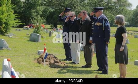 Familienmitglieder und Freunde grüßen die späten Kapitän Pieter A. Cramerus während einer Gedenkfeier und Gedenkfeier zu Ehren Cramerus und der niederländischen Flyer im Cedar Lawn Friedhof in Jackson, Miss., 19. Mai 2018. Cramerus, ein Pilot mit der niederländischen Ostindien militärischen Reserven, war einer der zahlreichen niederländischen Piloten ausgebildet mit der Königlichen Niederländischen militärische Flugschule an Hawkins Air Field in Jackson während des Zweiten Weltkrieges. Stockfoto