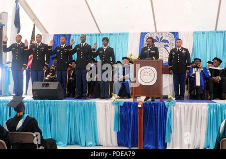 (Nach rechts) Charles Moorehead CADET, CADET, CADET Rasheed DPaula Ruben Escobar, Kadett Kevin Nicholas, und Cadet Zhane Proctor in während ihrer Aussendung von Brig vereidigt sind. Gen. Deborah Y. Howell, der Adjutant General, die Virgin Islands National Guard, der an der Universität von den Virgin Islands auf St. Croix. Dieser Inbetriebnahme Zeremonie stellt einen Höhepunkt von Jahren der Studie, die in UVI Kadetten zu Unteroffizieren geführt. Stockfoto