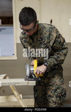 Us Marine Lance Cpl. Cody A. Evans, Combat engineer mit dem Ingenieur Unternehmen C, 6 Techniker, 4. Marine Logistics Group, Praktiken mit einer Kreissäge Power Tool auf einer Baustelle während der Übung rote Dolch am Fort Indiantown Gap, Pa, 19. Mai 2018. Übung rote Dolch ist eine bilaterale Übung, die Marines die Möglichkeit, Taktiken, Techniken und Verfahren sowie Aufbau von Arbeitsbeziehungen mit ihren britischen Kollegen. Stockfoto