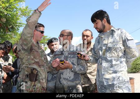 Provinz PAKTIKA, Afghanistan (20. Mai 2018) - U.S. Army Staff Sgt. Ethan Wilson führt ein Training Mission auf die Verwendung von Handheld-GPS-Gerät an der afghanischen nationalen Armee Forward Operating Base Donner in Afghanistan. Staff Sgt. Ethan Wilson, ist derzeit mit dem 1. an SFAB Advisor Platform Blitz, nur wenige Kilometer von dem Ort entfernt, an dem sein Bruder, Pfc. Thomas R., wurde in der Tätigkeit im Jahr 2007 getötet. Stockfoto