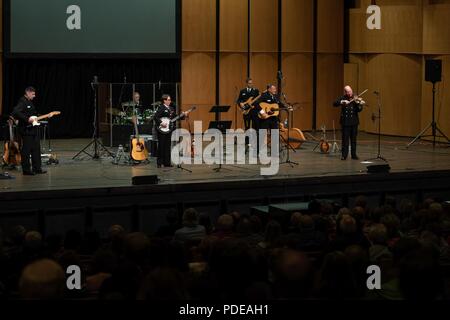 ALEXANDRIA, Virginia (19. Mai 2018) die Mitglieder des Landes Aktuelle der US-Navy Band auf der Rachel M. Schlesinger Concert Hall und Arts Center in Alexandria, Virginia. Land Aktuelle, Premier country/bluegrass Ensemble der Marine, stellte ein besonderes Konzert mit Band alumni seiner 45-jähriges Jubiläum zu feiern. Stockfoto