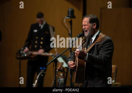 ALEXANDRIA, Virginia (19. Mai 2018) zog sich der Master Chief Musiker Wayne Taylor, ein ehemaliges Mitglied der Land Aktuelle der US-Navy Band, führt auf dem Rachel M. Schlesinger Concert Hall und Arts Center in Alexandria, Virginia. Land Aktuelle, Premier country/bluegrass Ensemble der Marine, stellte ein besonderes Konzert mit Band alumni seiner 45-jähriges Jubiläum zu feiern. Stockfoto